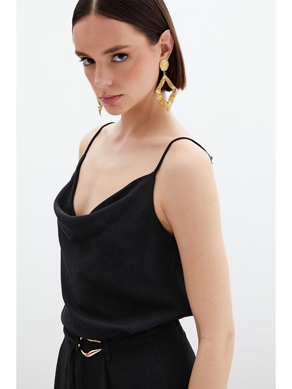 Degaje Yaka Dökümlü Bluz - Siyah-2