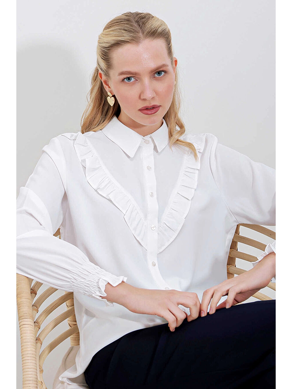 Kadın Beyaz Fırfır Detaylı Uzun Kollu Gömlek HZL25W-BD1202231-2