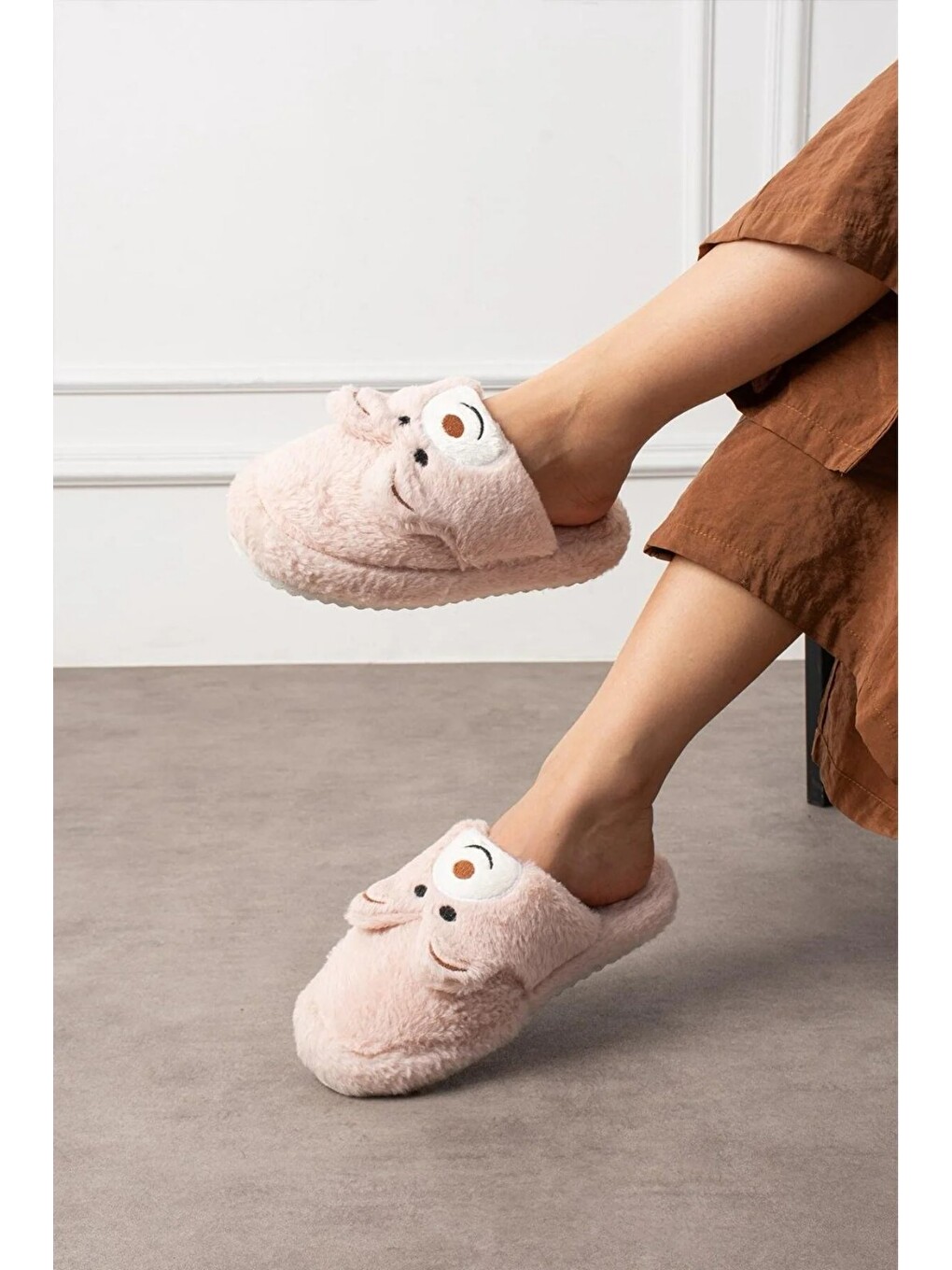 Pembe Kadın Panda Figürlü Sessiz Taban Pelüş Ev Terliği-1