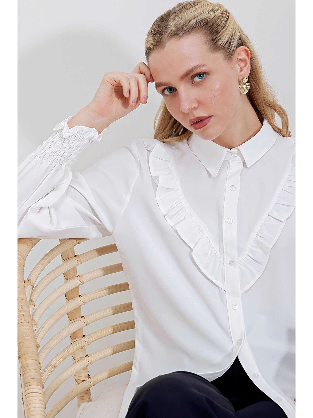 Kadın Beyaz Fırfır Detaylı Uzun Kollu Gömlek HZL25W-BD1202231-3