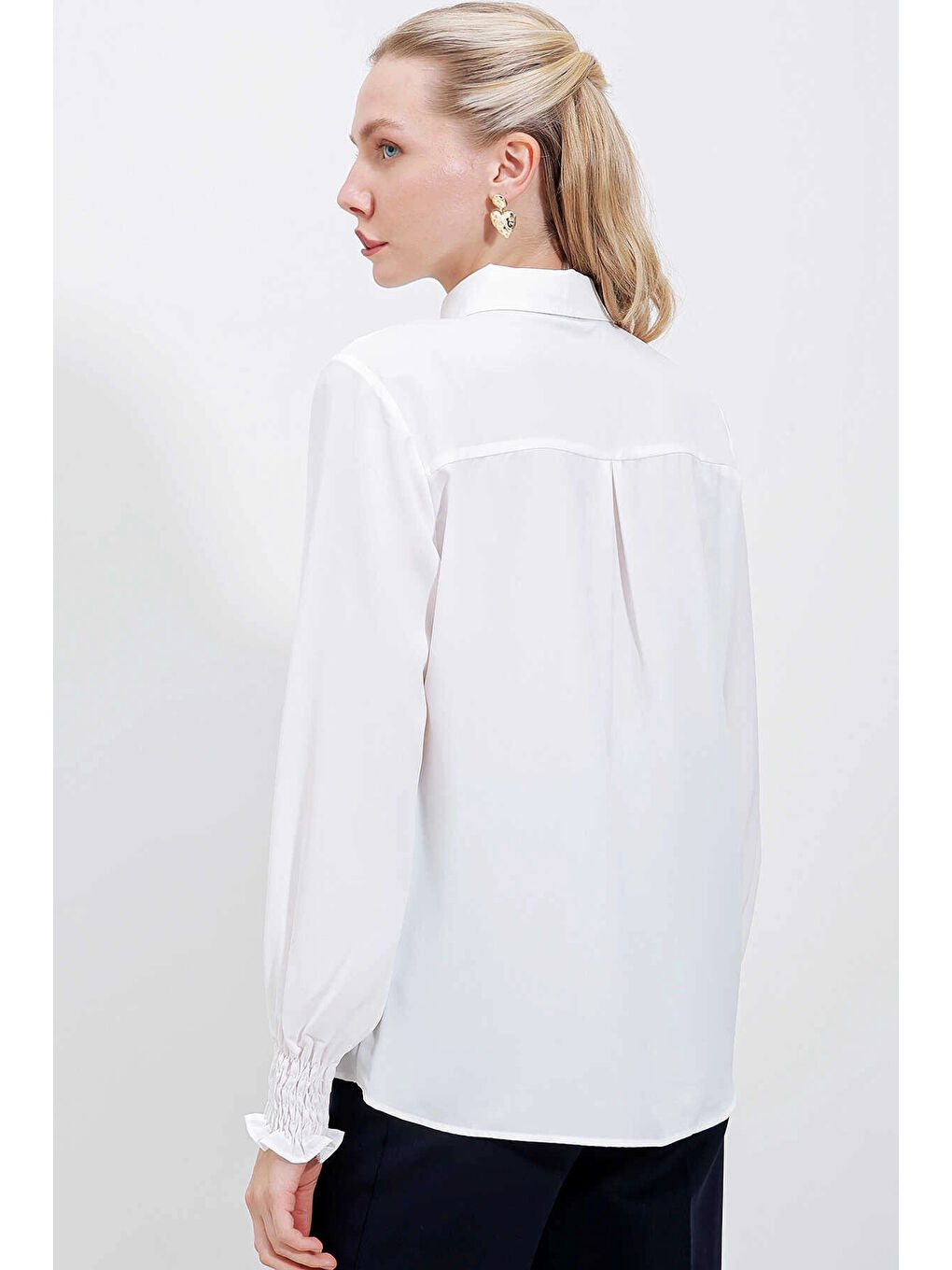 Kadın Beyaz Fırfır Detaylı Uzun Kollu Gömlek HZL25W-BD1202231-4