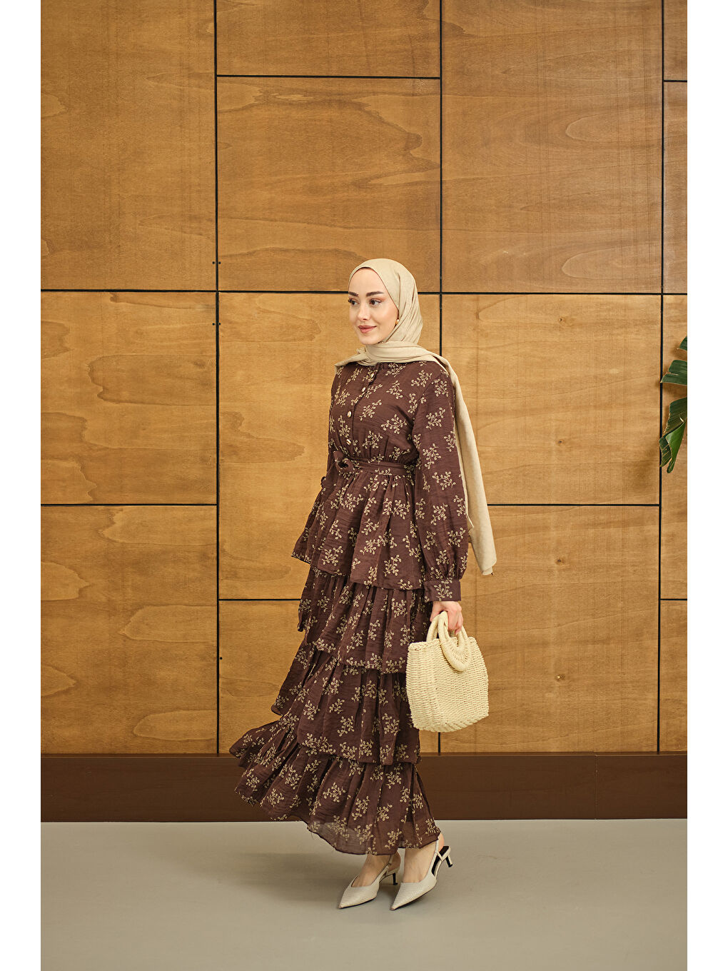 Kadın Beli Lastikli Gold Düğme Detaylı Volanlı Elbise Kahverengi-4