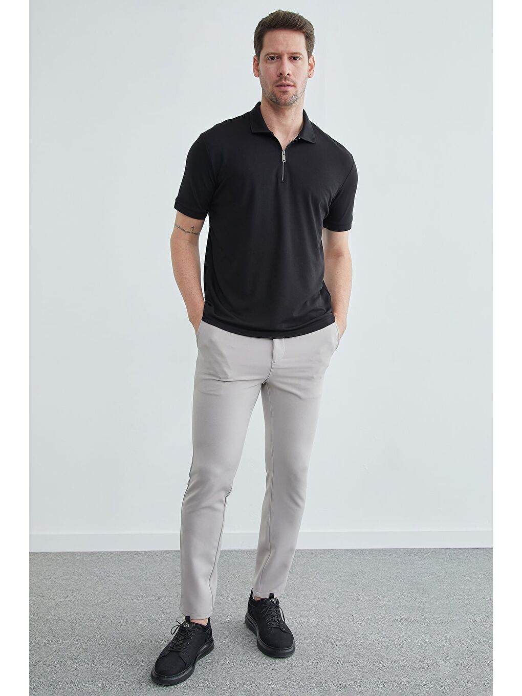 Siyah Yarım Fermuarlı Polo Yaka Tişört-1