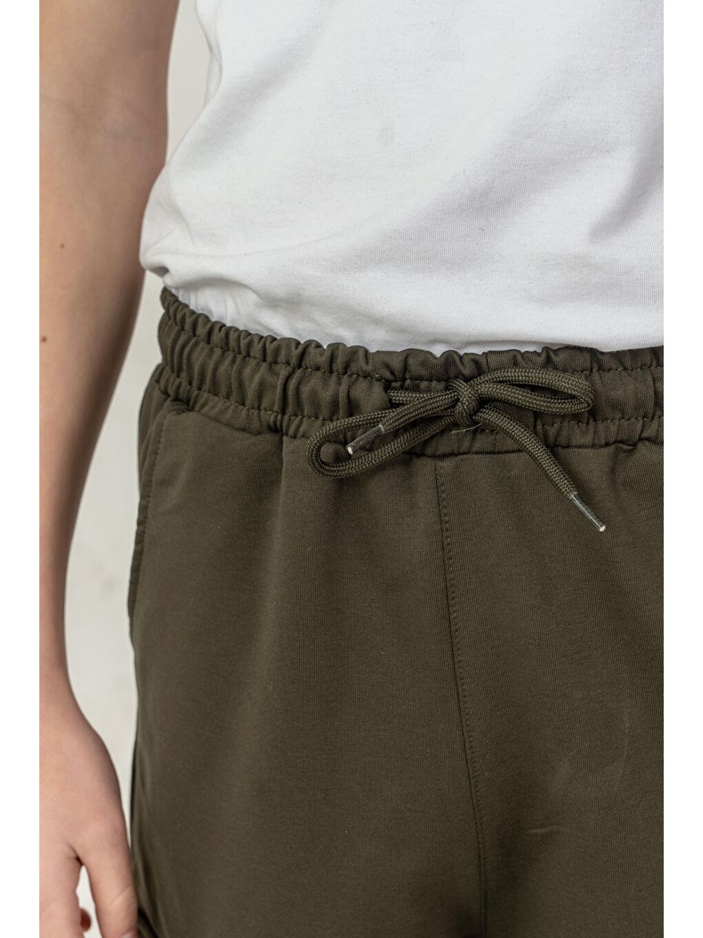 Haki Çift Kargo Cepli Sol Cep Kapağı Baskılı Erkek Çocuk Şort-2