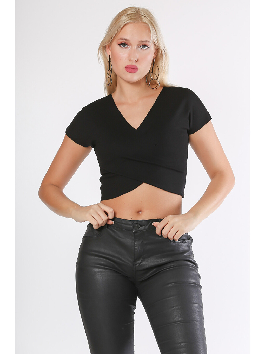 Siyah Kruvaze Yaka Düşük Kol Crop Fit Örme Bluz