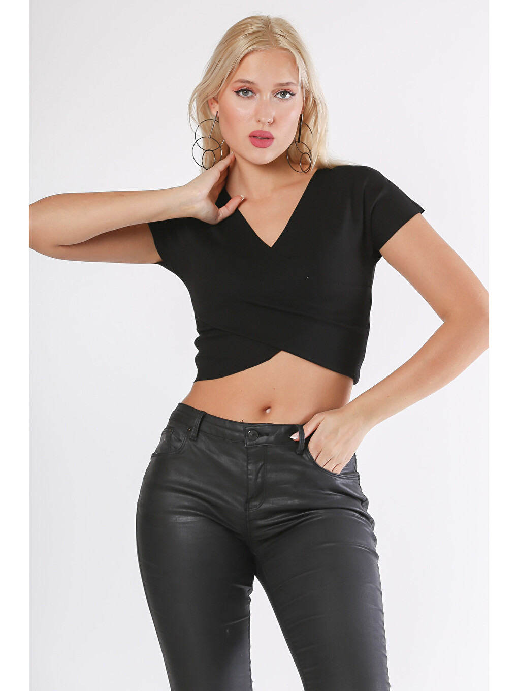 Siyah Kruvaze Yaka Düşük Kol Crop Fit Örme Bluz-2