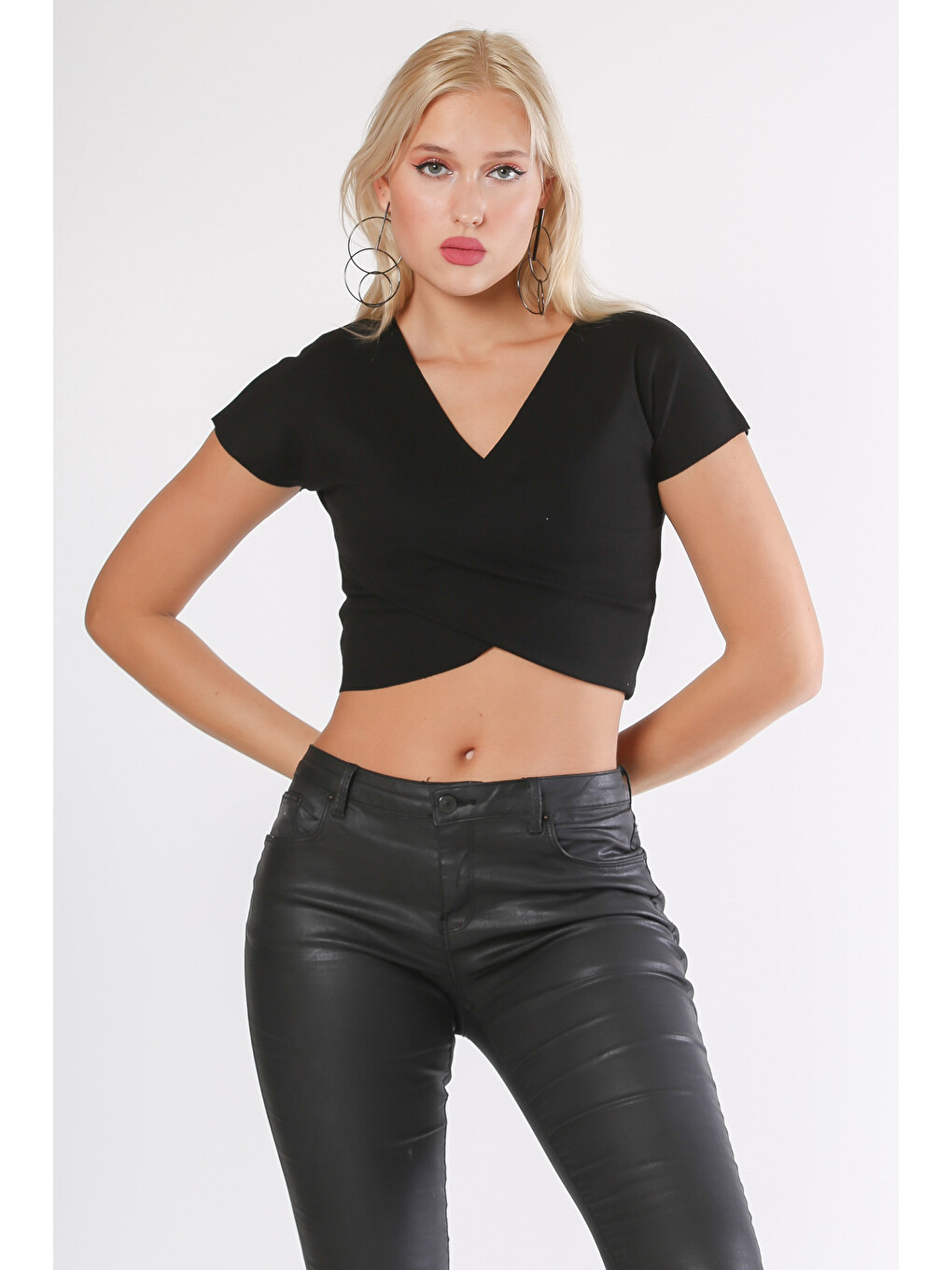 Siyah Kruvaze Yaka Düşük Kol Crop Fit Örme Bluz-4