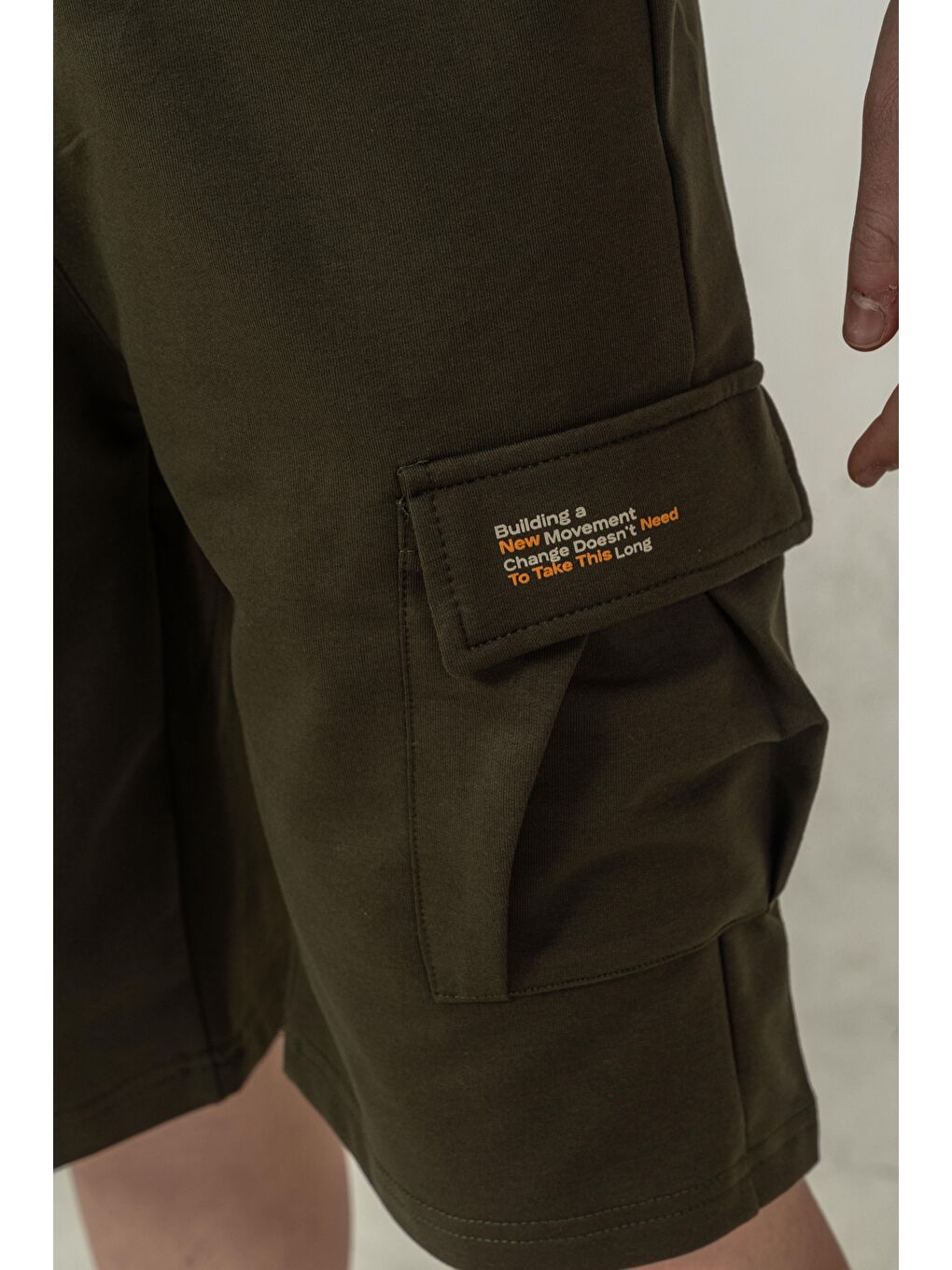 Haki Çift Kargo Cepli Sol Cep Kapağı Baskılı Erkek Çocuk Şort-3