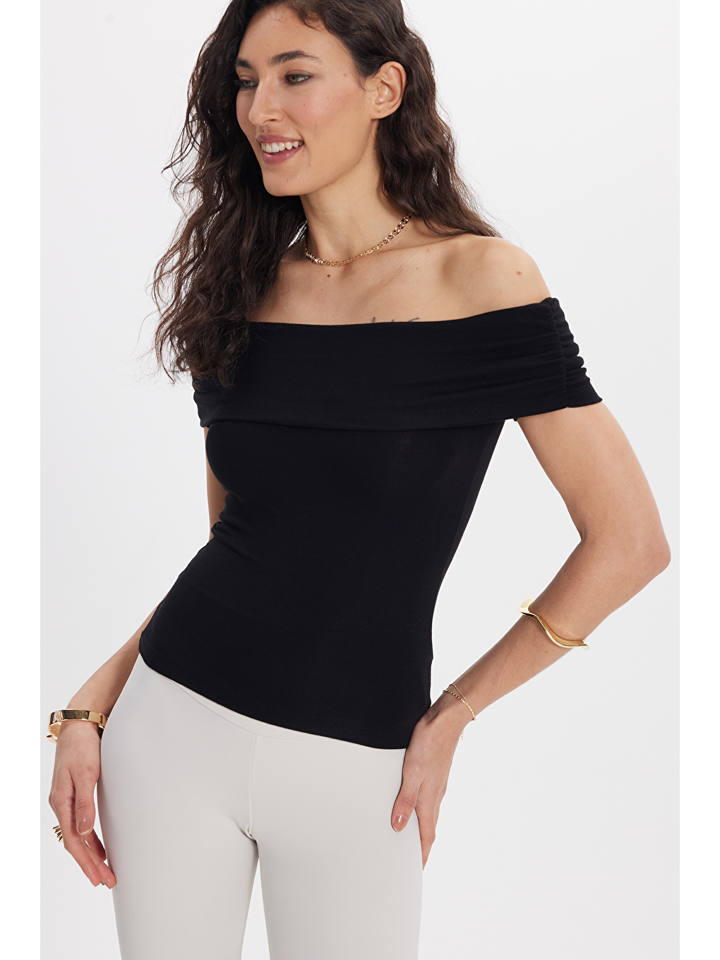 Kadın Slim Fit Dar Kesim Pamuklu Kayık Yaka Kısa Kollu Elastanlı Siyah Bluz-3