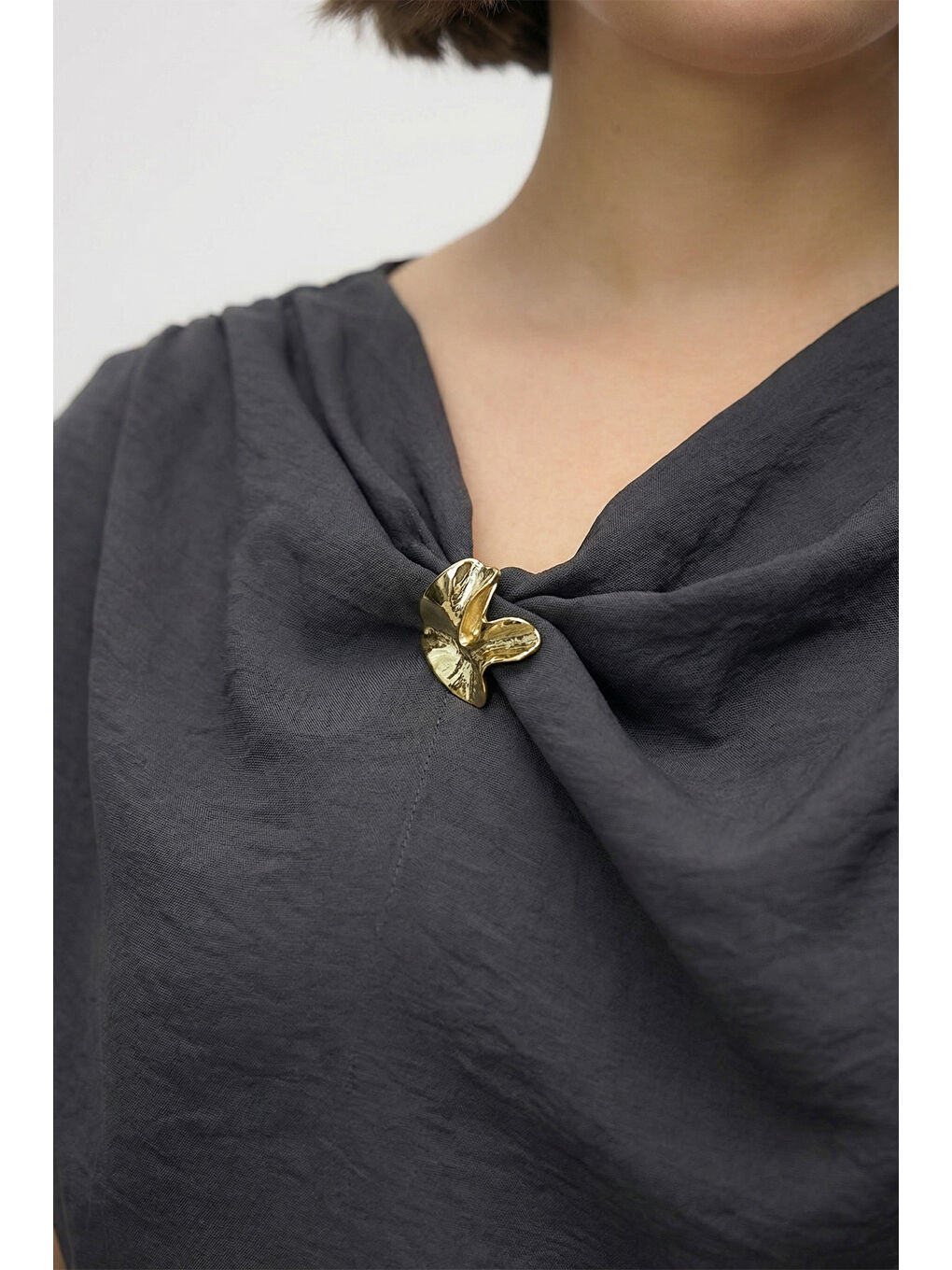 Siyah Broş Detaylı Asimetrik Yaka Bluz-1