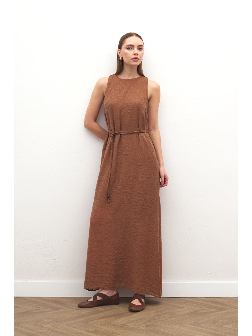 Kahverengi Kemer Detaylı Uzun Elbise - Kahve