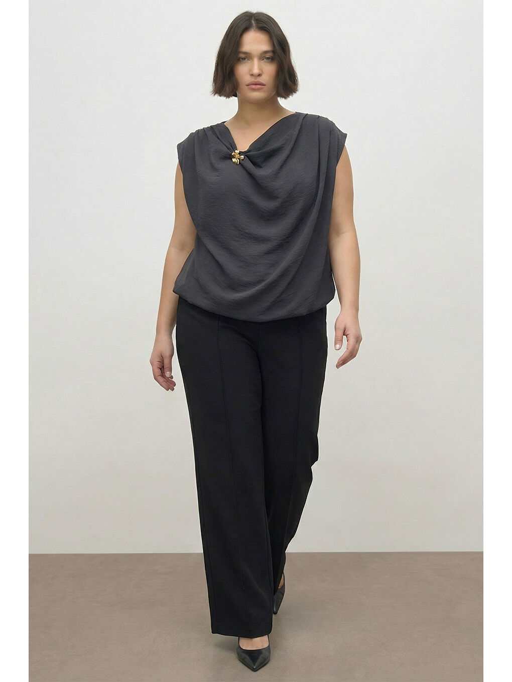 Siyah Broş Detaylı Asimetrik Yaka Bluz-2