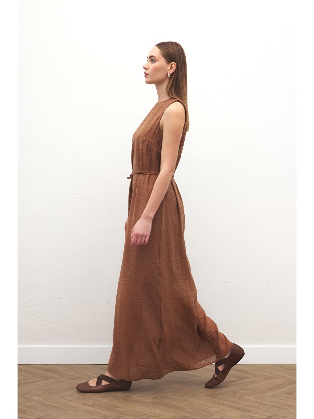 Kahverengi Kemer Detaylı Uzun Elbise - Kahve-1