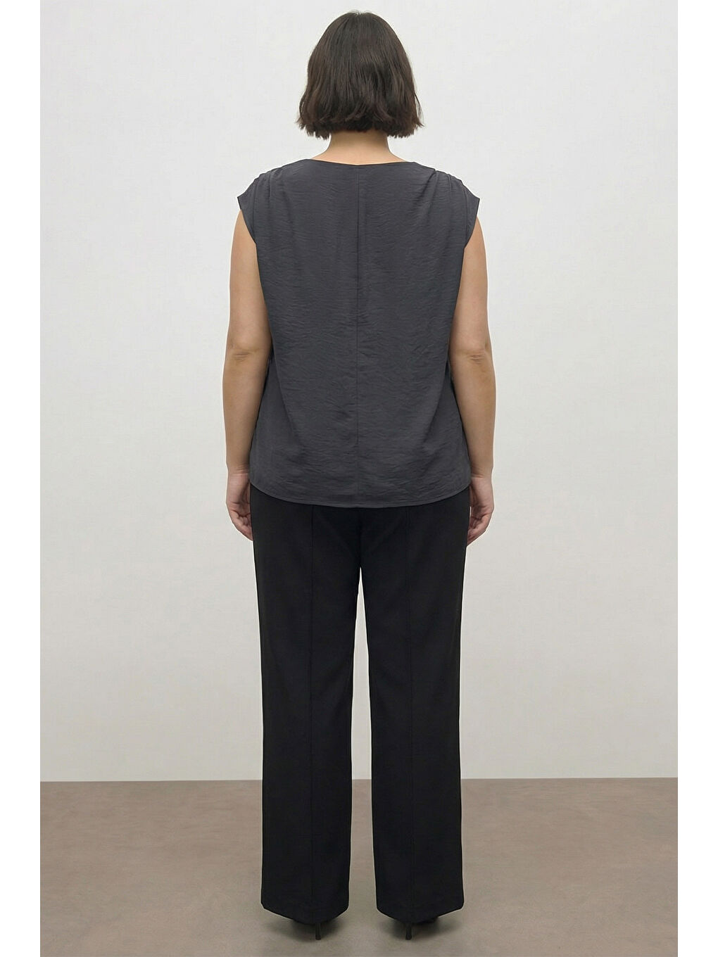 Siyah Broş Detaylı Asimetrik Yaka Bluz-3