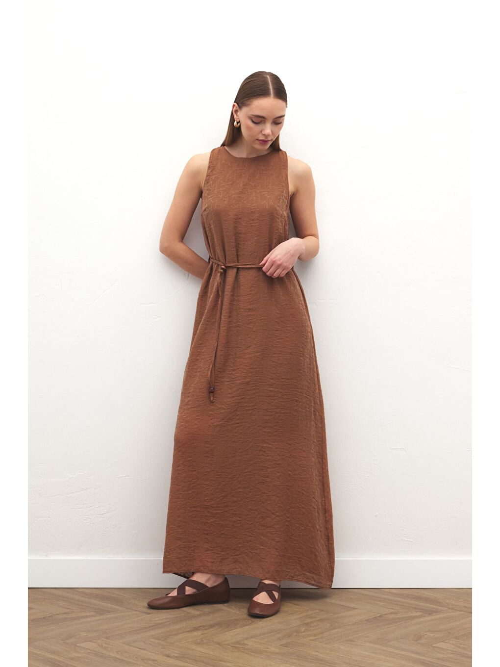 Kahverengi Kemer Detaylı Uzun Elbise - Kahve-2