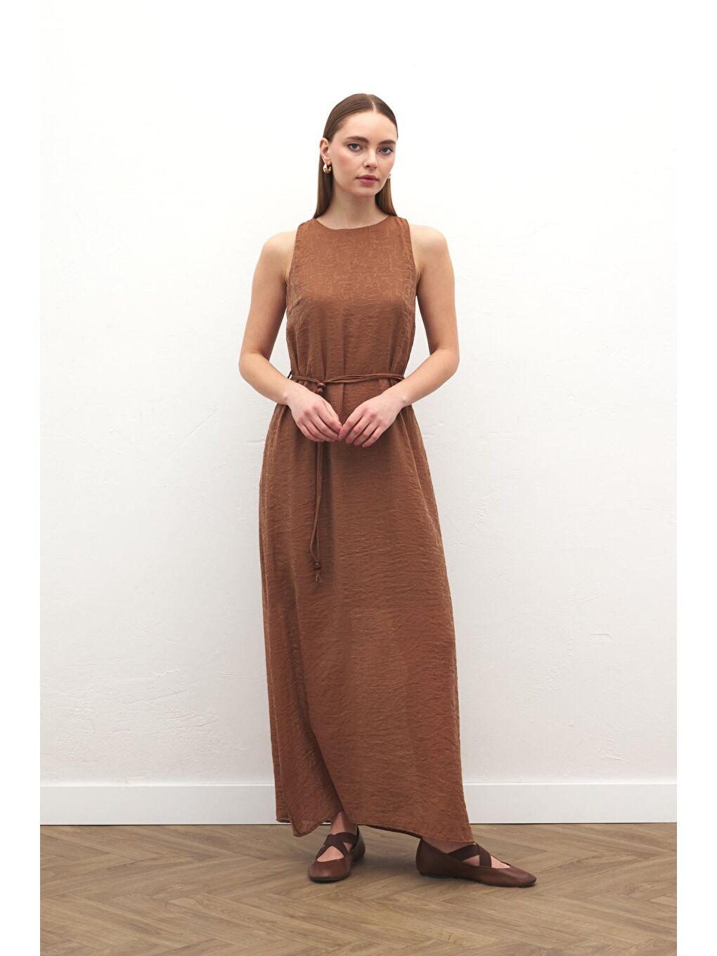 Kahverengi Kemer Detaylı Uzun Elbise - Kahve-3