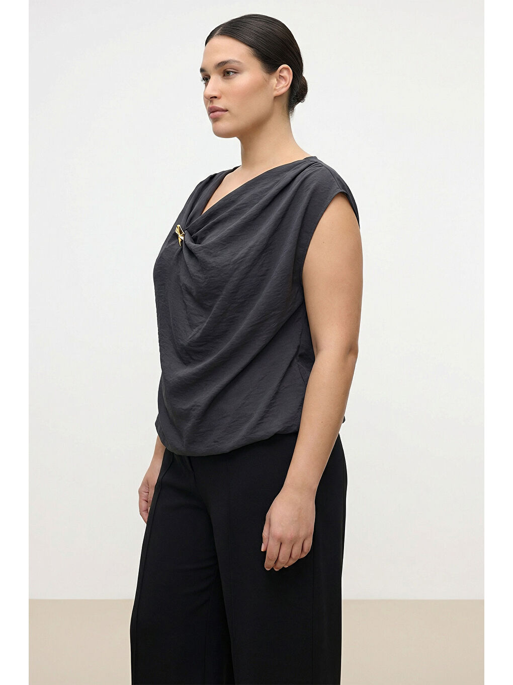 Siyah Broş Detaylı Asimetrik Yaka Bluz-4