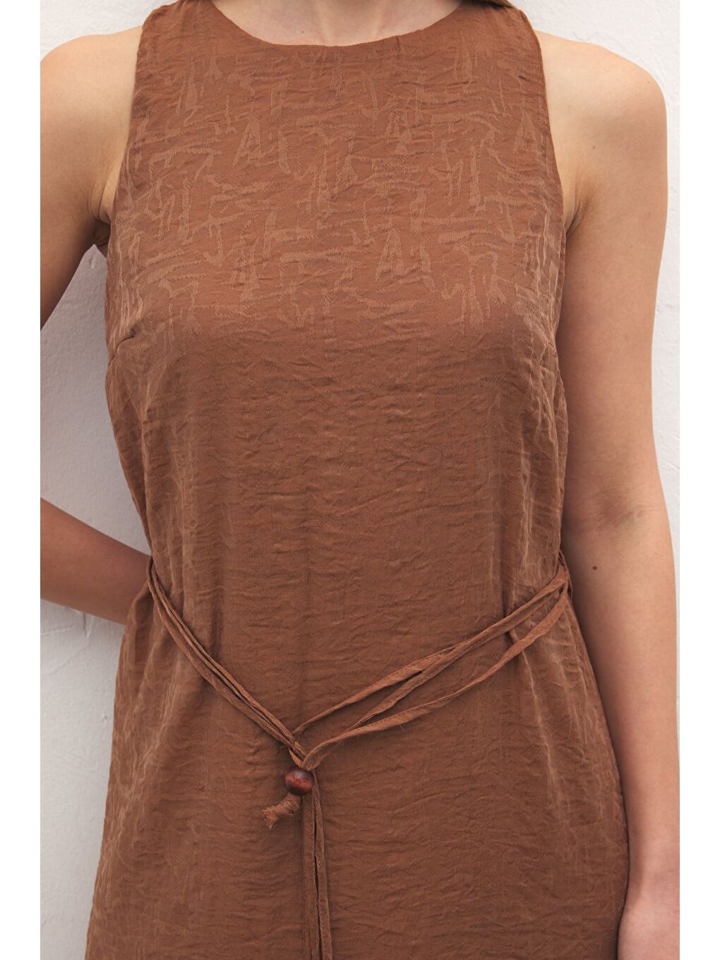 Kahverengi Kemer Detaylı Uzun Elbise - Kahve-6