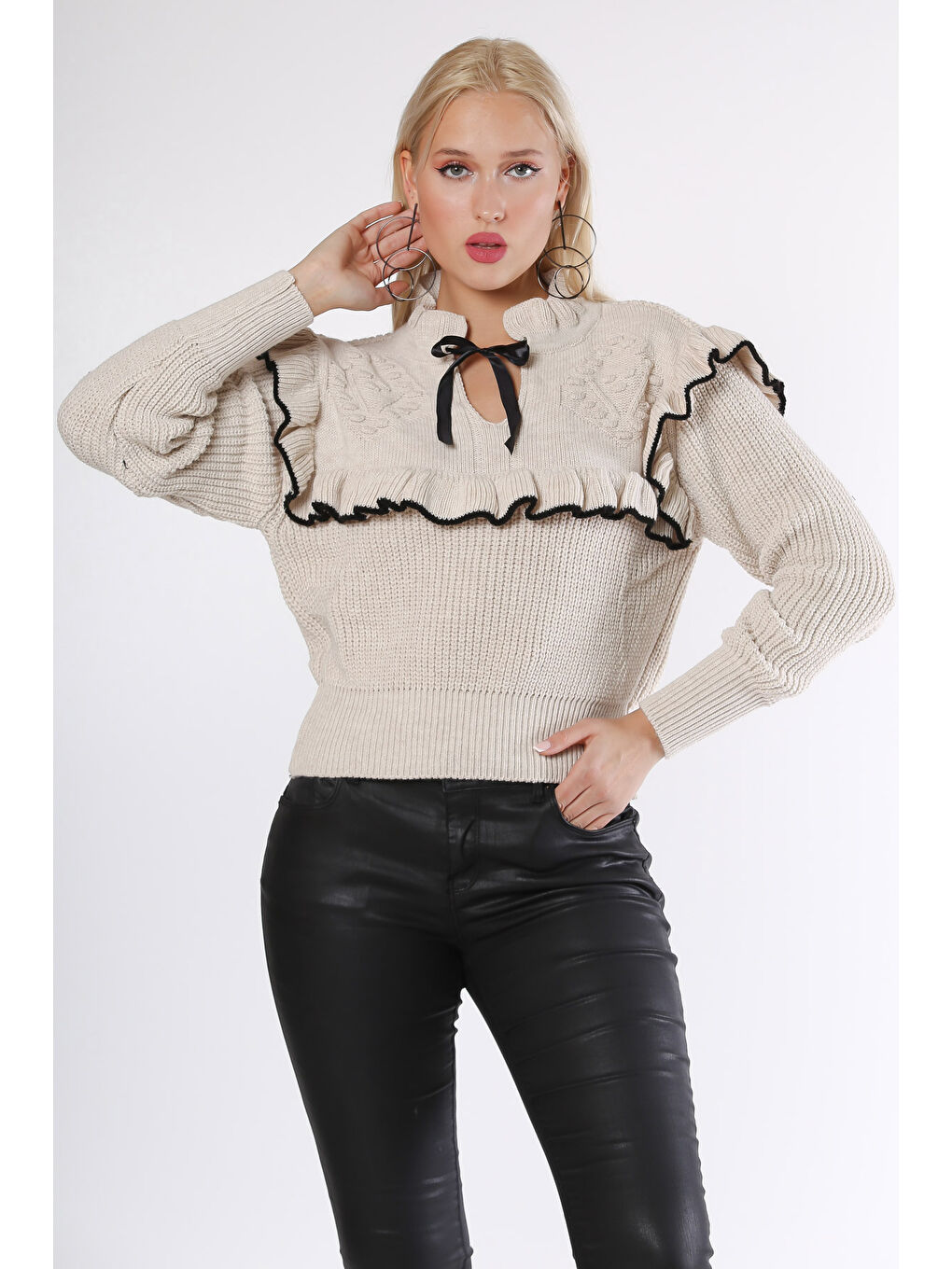 Bej Fırfırlı Yaka Uzun Kol Bağlamalı Beli Lastikli Triko Bluz