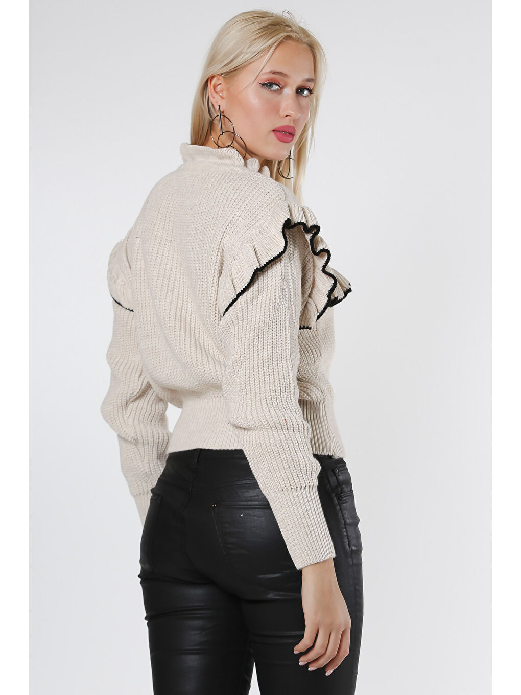 Bej Fırfırlı Yaka Uzun Kol Bağlamalı Beli Lastikli Triko Bluz-1