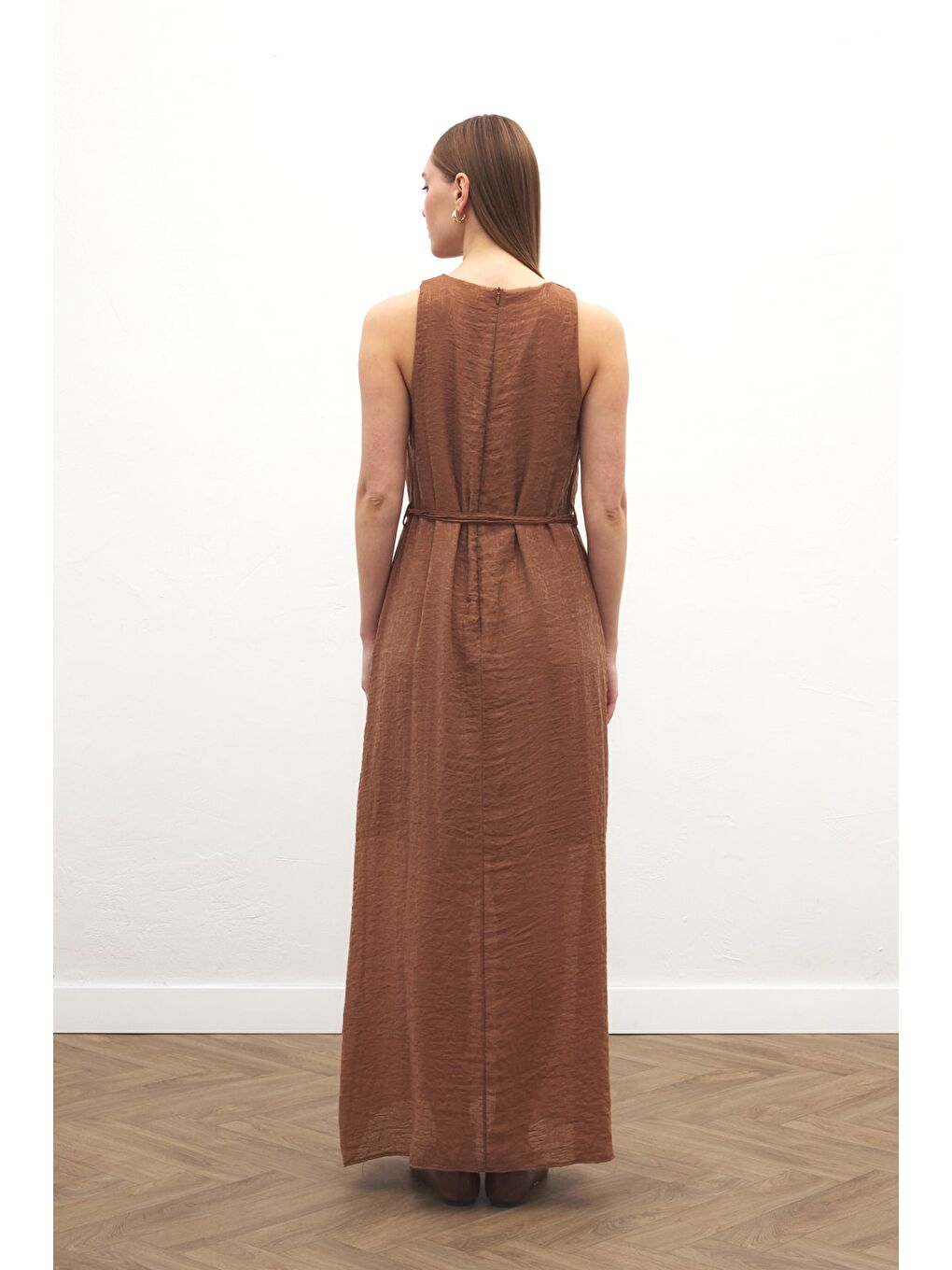 Kahverengi Kemer Detaylı Uzun Elbise - Kahve-7