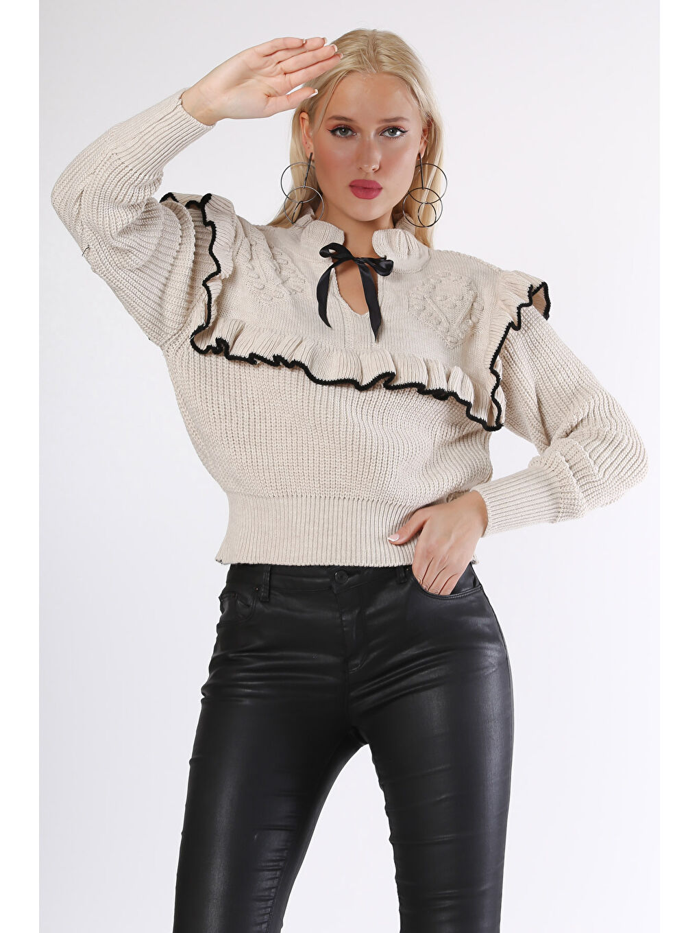 Bej Fırfırlı Yaka Uzun Kol Bağlamalı Beli Lastikli Triko Bluz-4