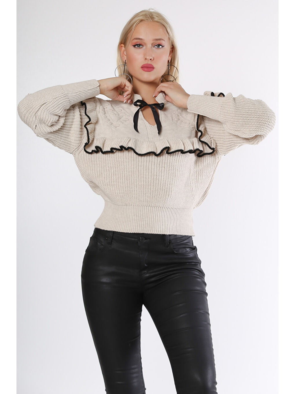 Bej Fırfırlı Yaka Uzun Kol Bağlamalı Beli Lastikli Triko Bluz-5