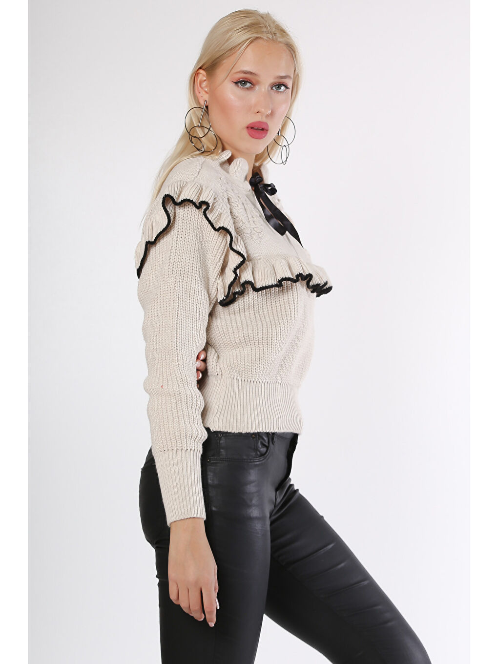 Bej Fırfırlı Yaka Uzun Kol Bağlamalı Beli Lastikli Triko Bluz-6