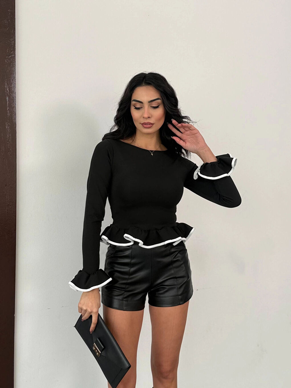 Kadın Siyah Uzun Kollu Volanlı ve Biyeli Dalgıç Kumaş Bluz HZL25W-FRY123651