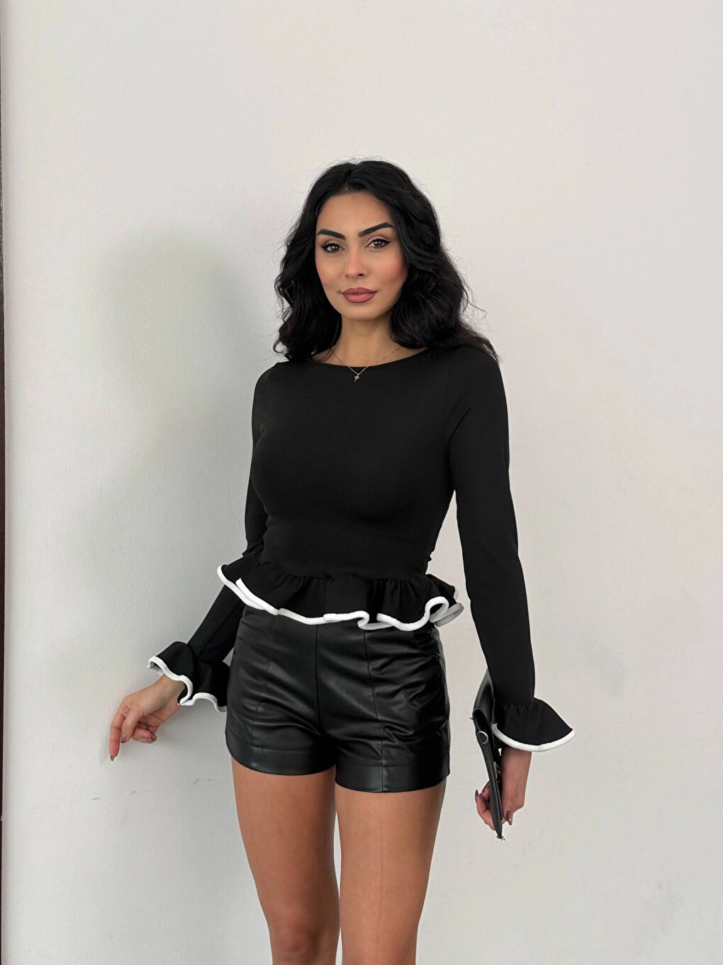 Kadın Siyah Uzun Kollu Volanlı ve Biyeli Dalgıç Kumaş Bluz HZL25W-FRY123651-1