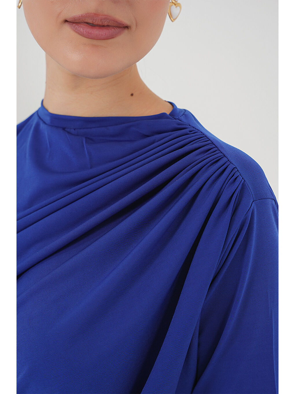 Mavi Büzgü Detaylı Kısa Kol Sandy Bluz 945 - Saks-3