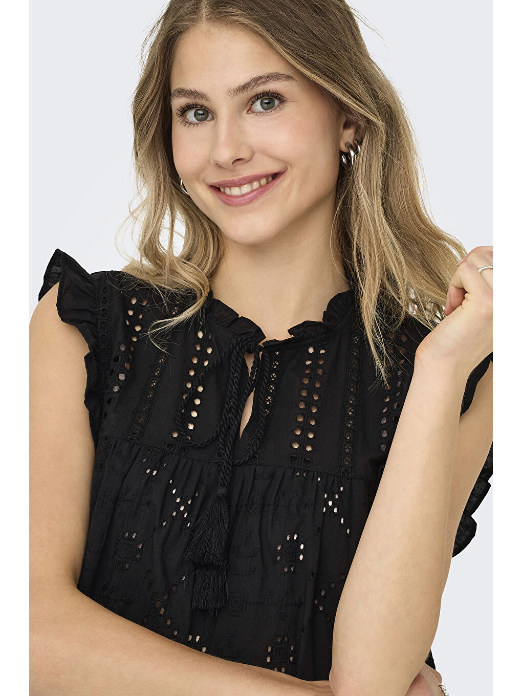 Siyah Onlreva Ajurlu % 100 Pamuk Regular Fit Bağlamalı Yaka Kadın Bluz 15218460-4