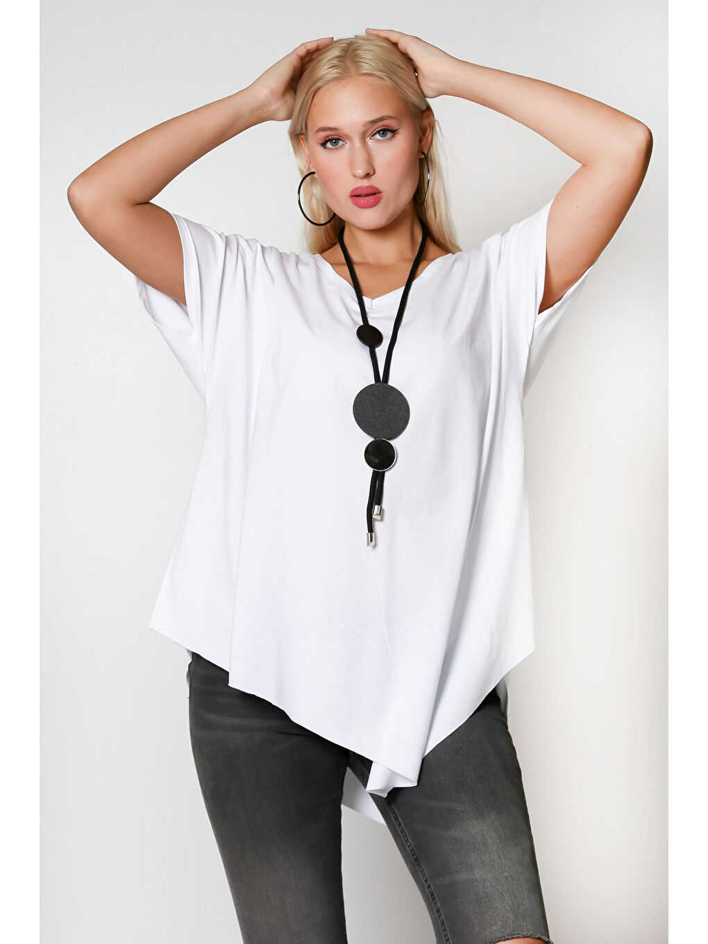 Beyaz V Yaka Kısa Kol Asimetrik Örme Bluz