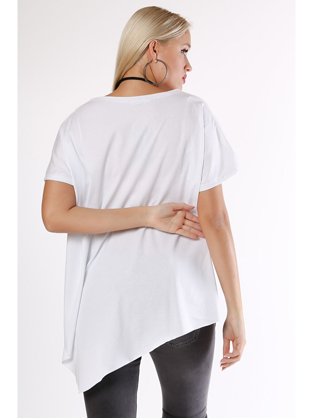 Beyaz V Yaka Kısa Kol Asimetrik Örme Bluz-1