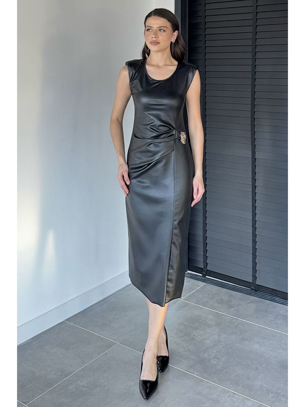 Siyah İçi Kadifeli Vatkalı Deri Elbise