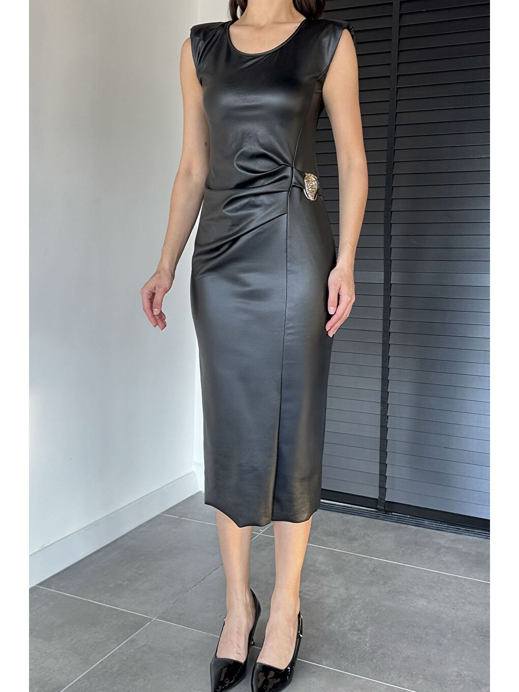 Siyah İçi Kadifeli Vatkalı Deri Elbise-1