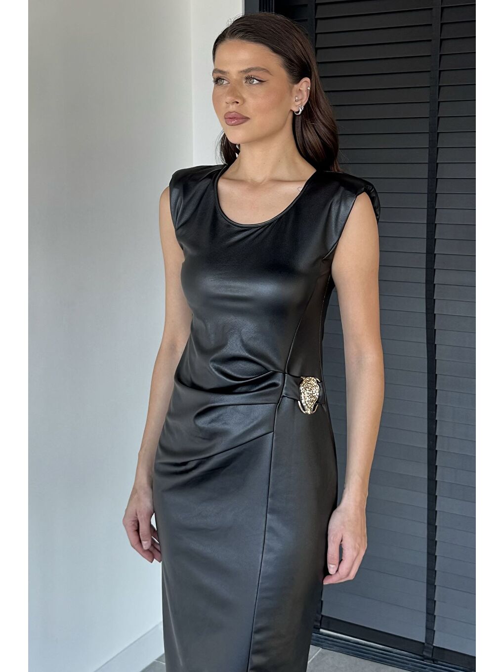 Siyah İçi Kadifeli Vatkalı Deri Elbise-2