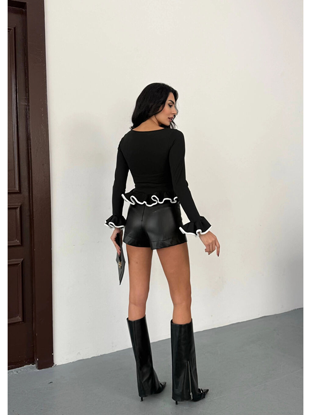 Kadın Siyah Uzun Kollu Volanlı ve Biyeli Dalgıç Kumaş Bluz HZL25W-FRY123651-4