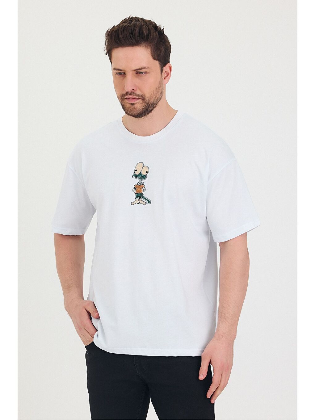 Beyaz Bisiklet Yaka Oversize Salaş Unisex Tişört-1