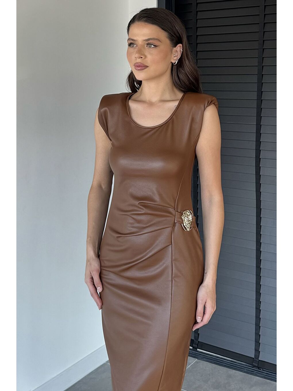 Kahverengi İçi Kadifeli Vatkalı Deri Elbise-2