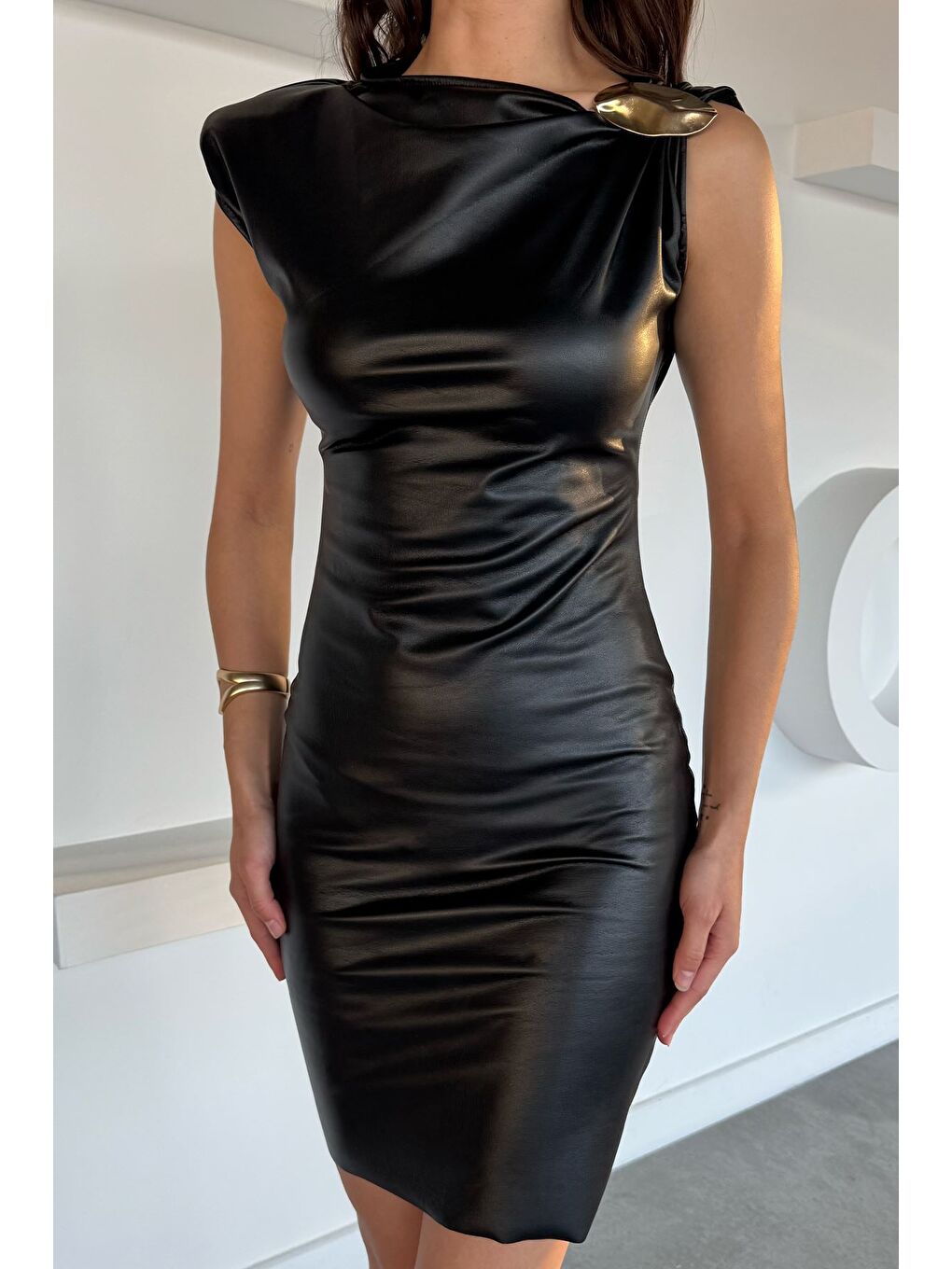 Siyah İçi Kadifeli Omuz Broşlu Deri Elbise-1