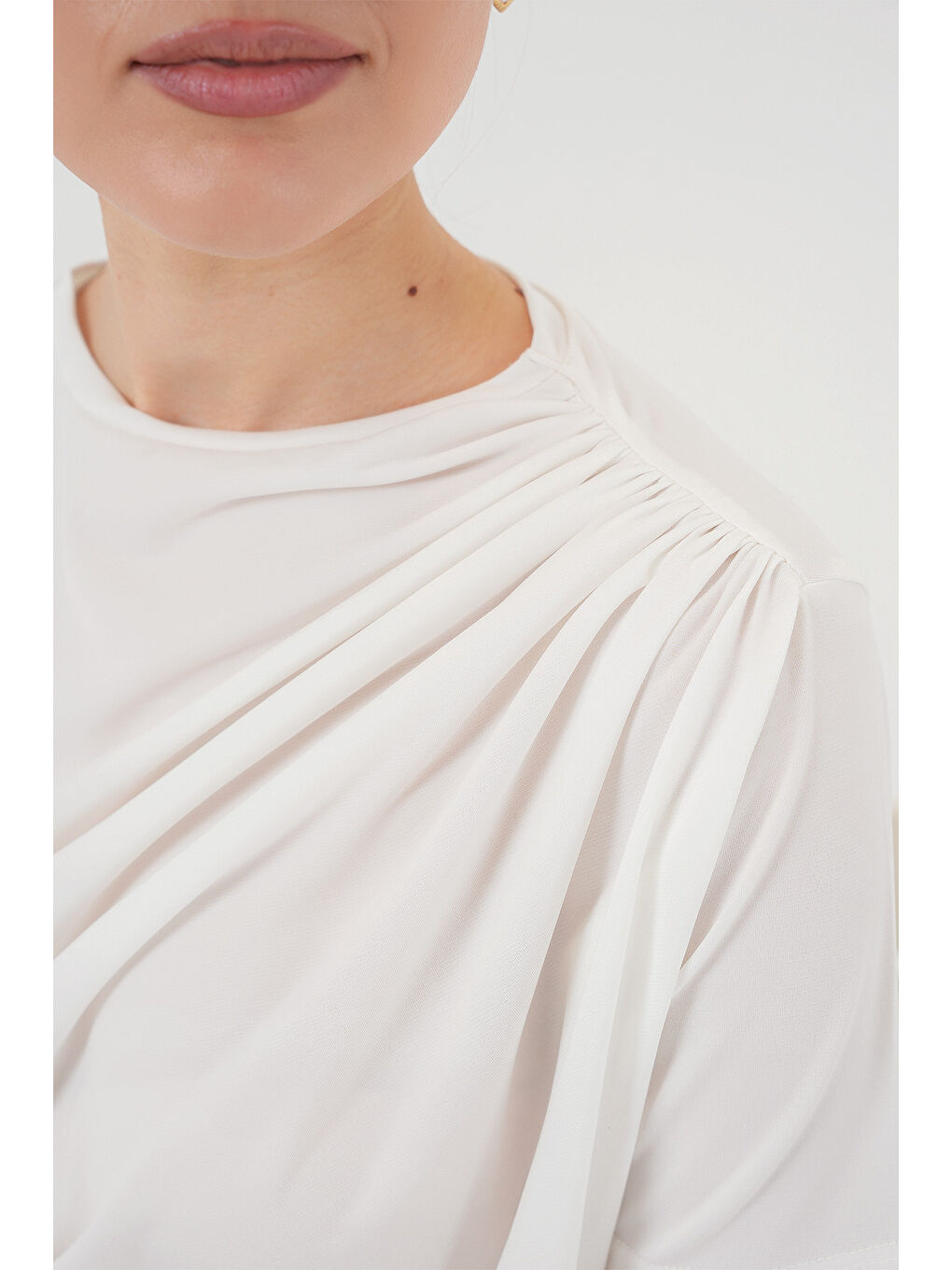 Büzgü Detaylı Kısa Kol Sandy Bluz 945 - Beyaz-4