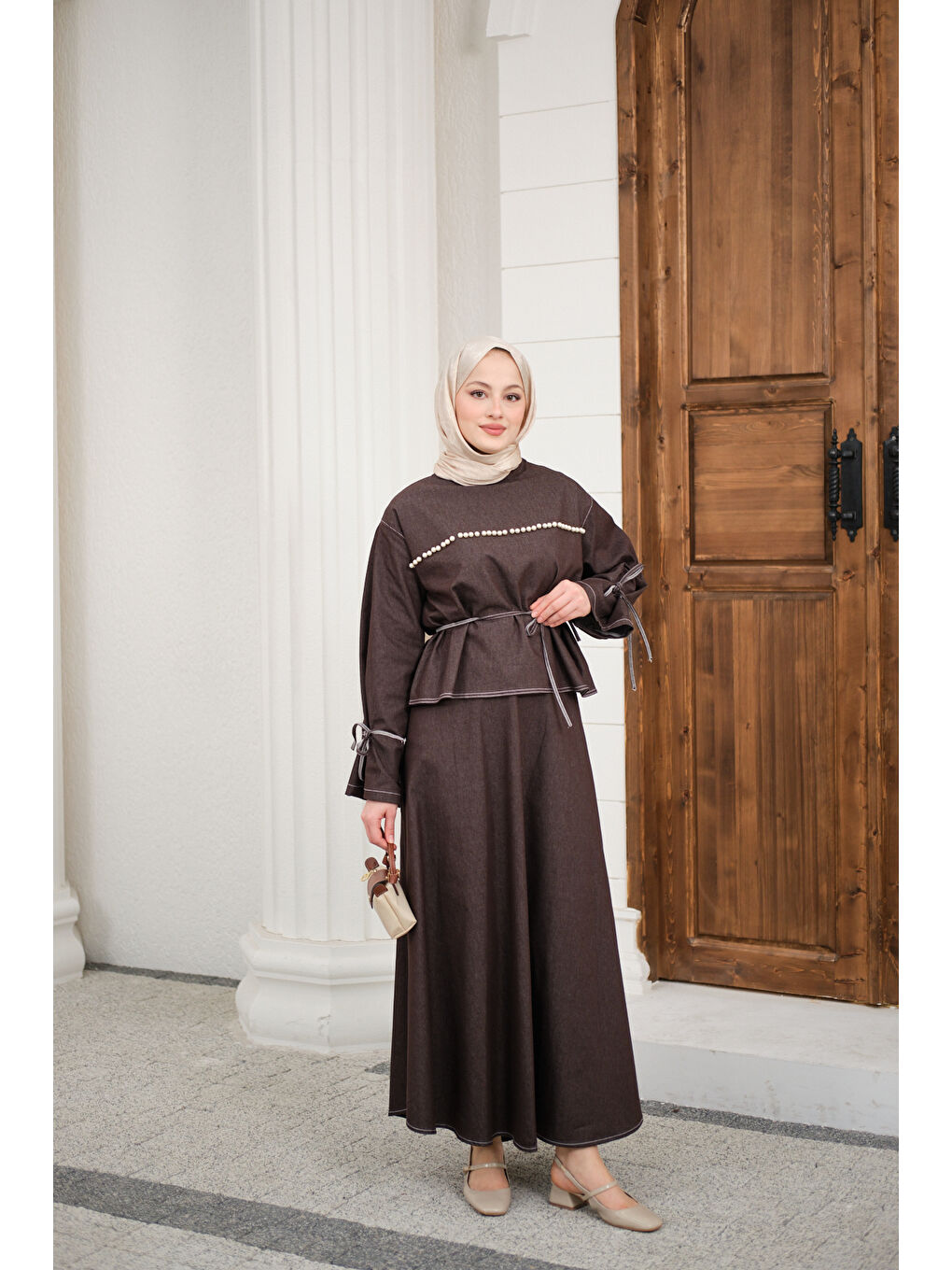 Kadın Önü İnci Detay Süs Dikiş Kemerli Hakim Yaka Takım Kahverengi-1