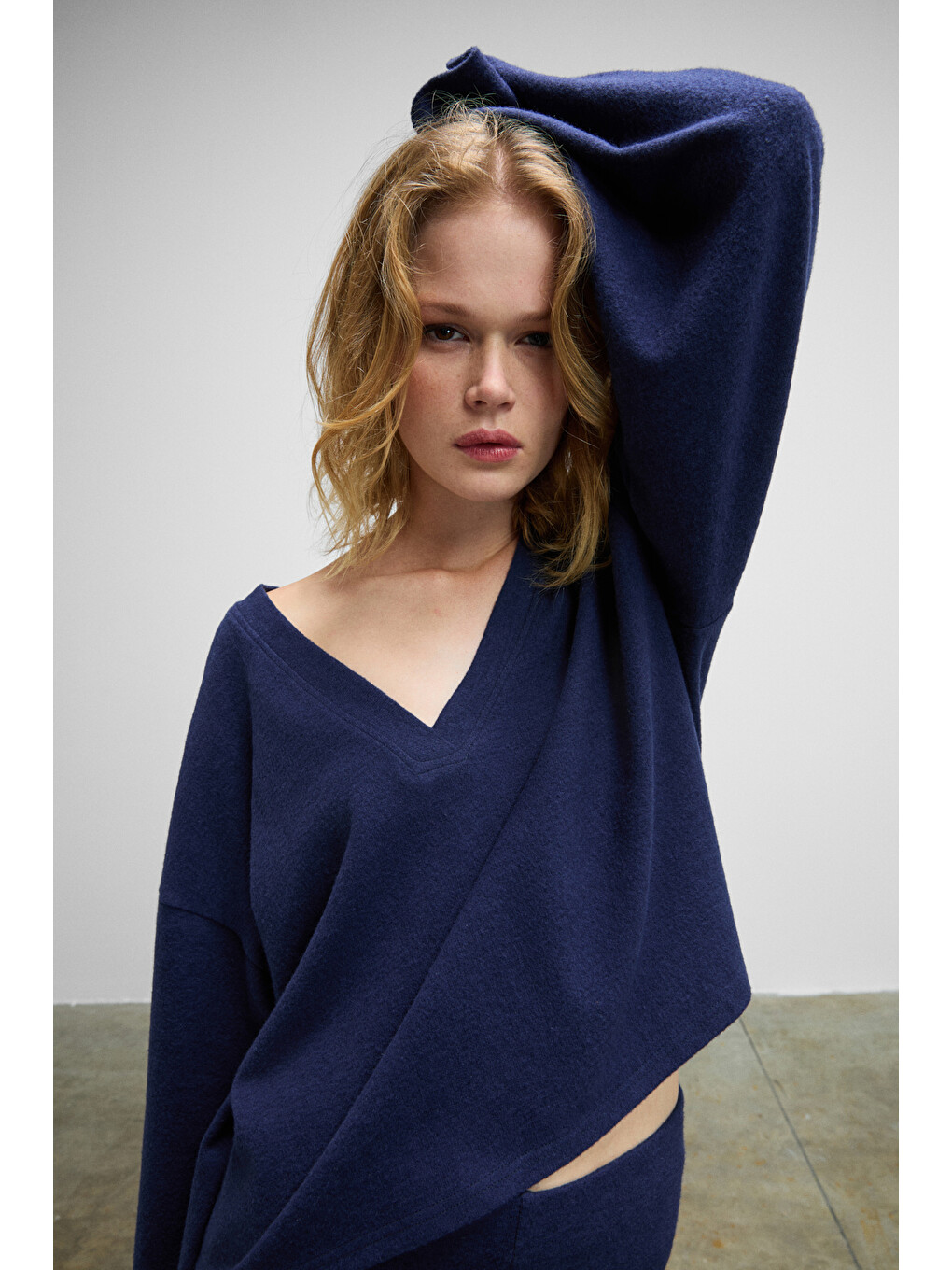 Lune Kadın Yumuşak Ve Esnek Kumaşlı Derin V Yakalı Lacivert Sweatshirt-3