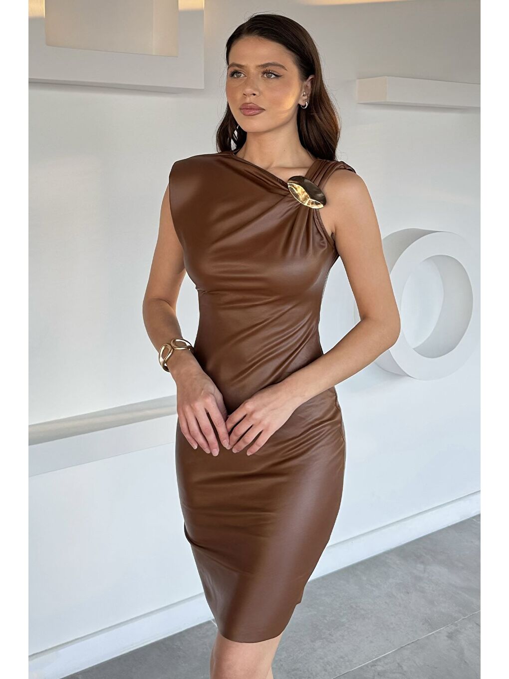 Kahverengi İçi Kadifeli Omuz Broşlu Deri Elbise