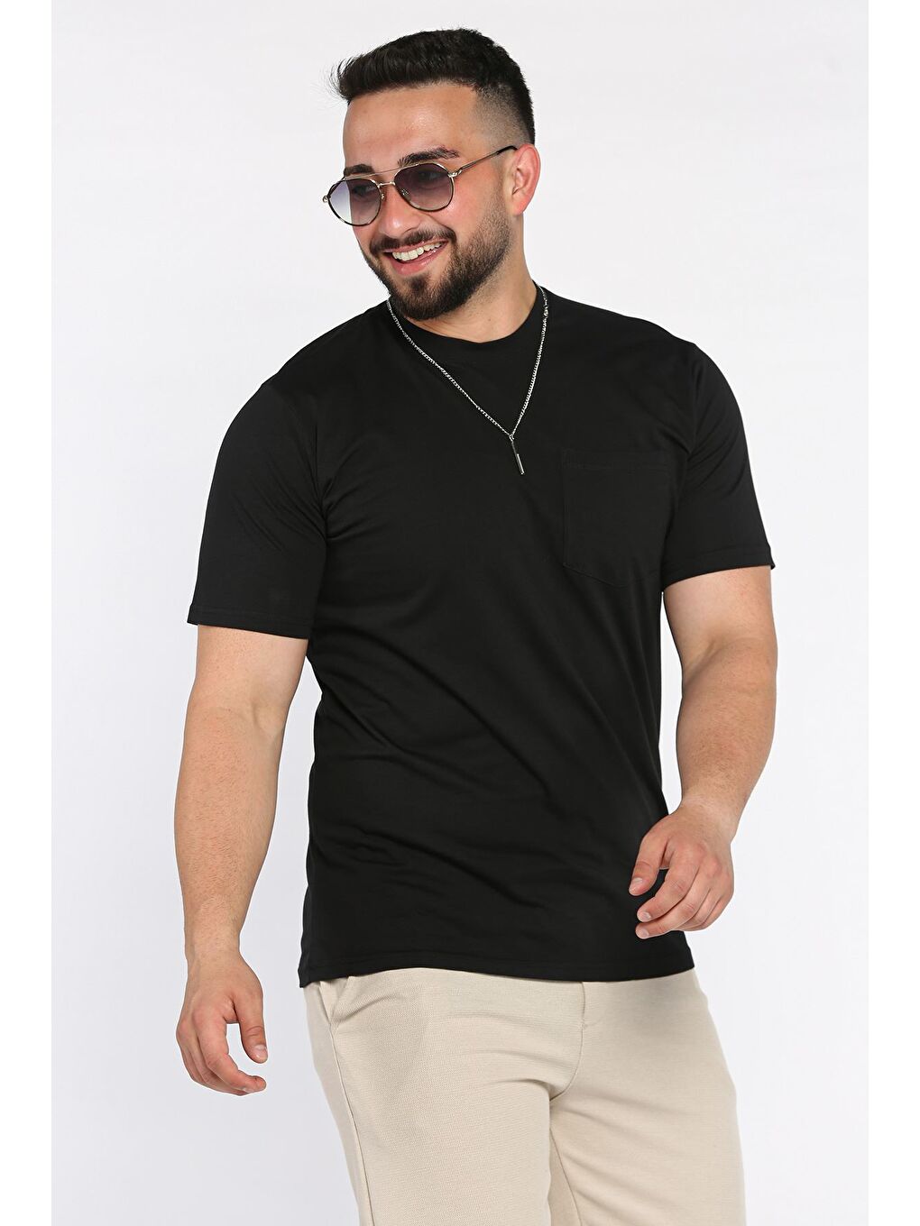 Siyah Aksesuarlı Cepli Erkek Tişört-1