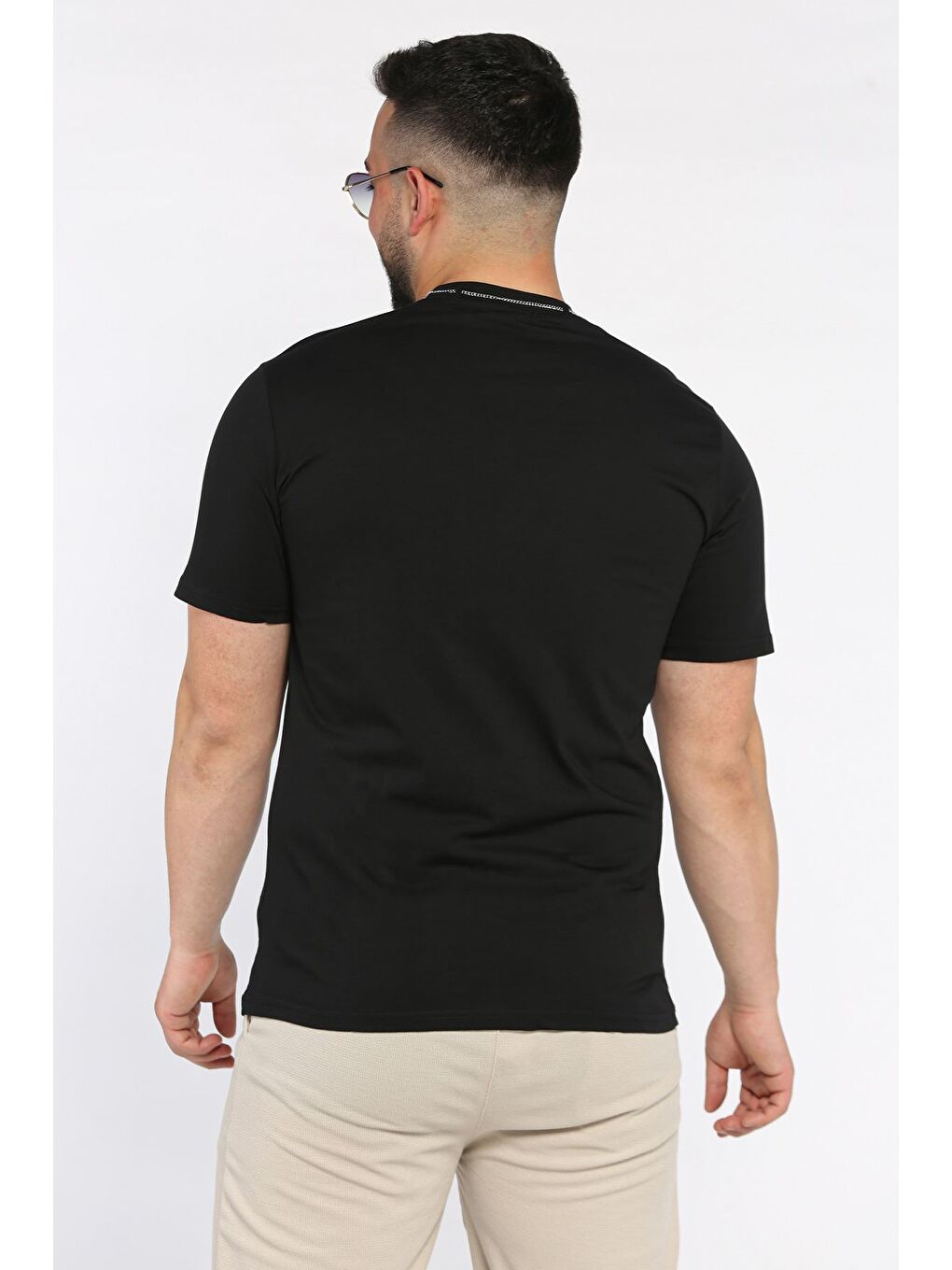 Siyah Aksesuarlı Cepli Erkek Tişört-2