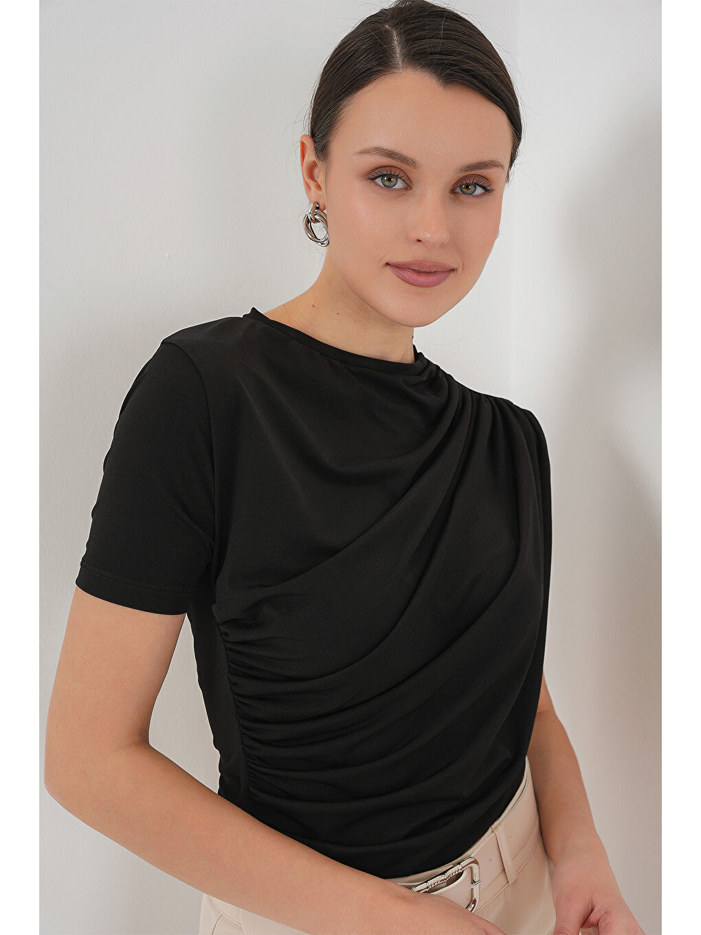 Büzgü Detaylı Kısa Kol Sandy Bluz 945 - Siyah-1