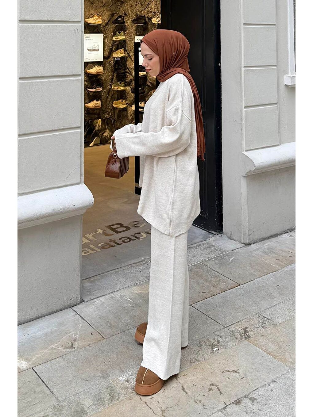 Bej Asimetrik Bisiklet Yaka Triko Takım Koyu Taş-1