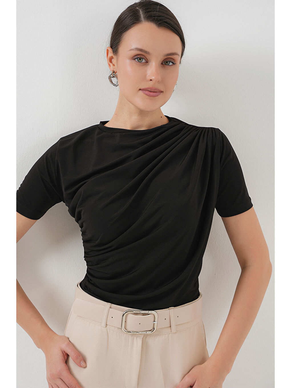 Büzgü Detaylı Kısa Kol Sandy Bluz 945 - Siyah-3